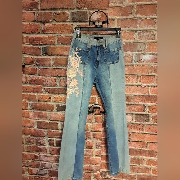 AKIRA GORGOUS FLORAL PATCHWORK - Picture 7 of 8